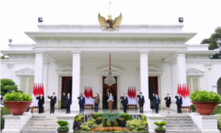 Presiden Jokowi berfoto bersama Dewas dan Direksi LPI di Istana Merdeka, Jakarta, Selasa (16/2). (Foto: Courtesy/Biro Setpres)