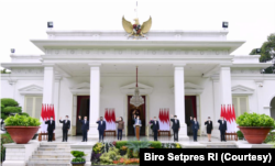 Presiden Jokowi berfoto bersama Dewas dan Direksi LPI di Istana Merdeka, Jakarta, Selasa (16/2). (Foto: Courtesy/Biro Setpres)
