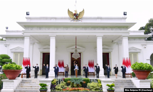 Presiden Jokowi berfoto bersama Dewas dan Direksi LPI di Istana Merdeka, Jakarta, Selasa (16/2). (Foto: Courtesy/Biro Setpres)