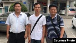 泼墨女孩父亲董建彪(中)和维权律师文东海(左)及李贵生在医院外(推特图片)