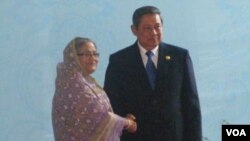 Presiden Susilo Bambang Yudhoyono dan PM Bangladesh Sheikh Hasina berjabat tangan dalam acara Bali Democracy Forum IV di Nusa Dua (8/12).