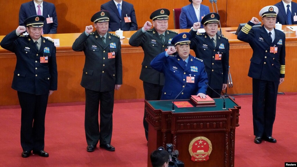2018年3月18日，新一届中国国家中央军委大部分成员在北京人民大会堂宣誓就职。排名第一的副主席许其亮手抚宪法，后排从左到右：委员张升民、李作成、副主席张又侠、委员魏凤和、苗华。(photo:VOA)