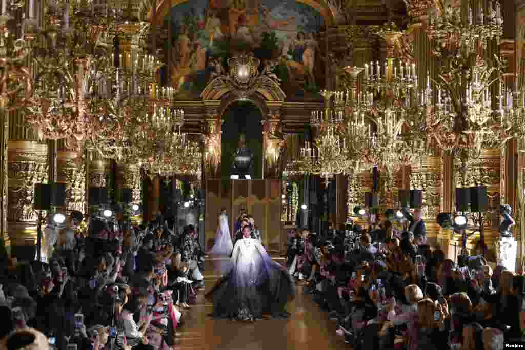 Para model mengenakan kreasi desainer China, Xiong Ying, pada Fashion Week di Paris, Perancis.