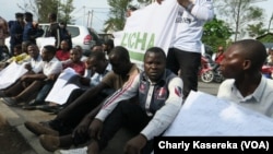 Des manifestants organisent un sit-in improvisé devant le quartier général de la Monusco à Goma, Nord-Kivu, RDC, 26 octobre 2017. (VOA/Charly Kasereka)