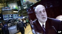 New York Bankası FED Başkanı Bernanke'nin açıklamasını dinlerken