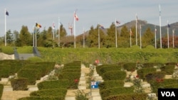 韩战期间阵亡的联合国军官兵安息在釜山联合国纪念园（美国之音王南拍摄）