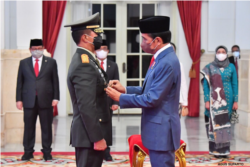 Presiden Jokowi secara resmi melantik Andika Perkasa menjadi Panglima TNI di Istana Negara, Rabu (17/11). (Foto: Courtesy/Agus Suparto)