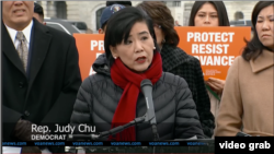 Judy Chu, anggota DPR dari fraksi Demokrat, di depan Gedung Capitol, Washington, D.C. (Foto:VOA/Videograb)