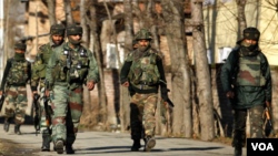 Pasukan India melakukan patroli di jalan-jalan ibukota Srinagar, Kashmir-India (foto: dok.).