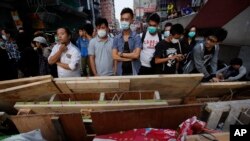 Demonstran pro-demokrasi berjaga-jaga di barikade darurat di distrik Mong Kok Hong Kong, 18 Oktober 2014.