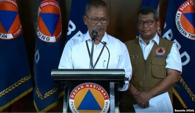 Juru Bicara Pemerintah untuk Penanganan Virus Corona Achmad Yurianto (depan) dan Kepala Pusat Data Informasi dan Humas BNPB Agus Wibowo saat menggelar konferensi pers di Gedung BNPB Jakarta, Selasa, 17 Maret 2020. (Foto: VOA/Sasmito)