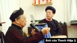 Cố Giáo sư-Tiến sỹ Trần Quang Hải (phải) trong một buổi biểu diễn cùng thân phụ là cố Giáo sư-Tiến sỹ Trần Văn Khê tại tư gia ở Quận Bình Thạnh