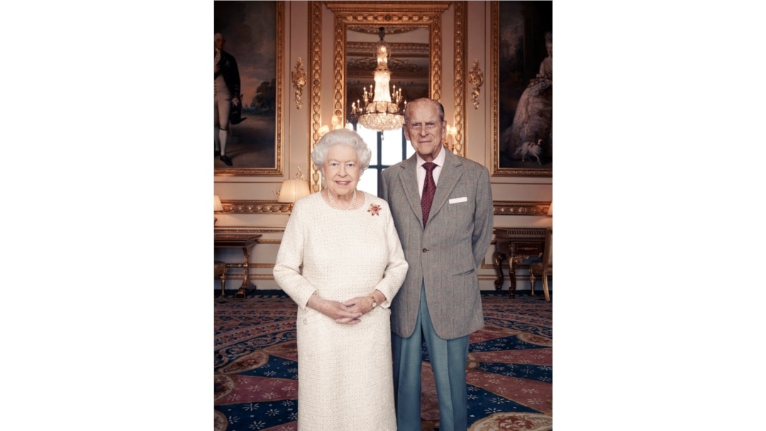 Ratu Inggris Elizabeth II dan Pangeran Philip, Duke of Edinburgh, di Puri Windsor, saat merayakan ulang tahun pernikahan platinum mereka, 20 November 2017. (Matt Holyoak / CameraPress / PA Wire / Handout via REUTERS)