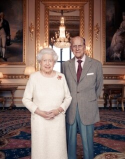 Ratu Inggris Elizabeth II dan Pangeran Philip, Duke of Edinburgh, di Puri Windsor, saat merayakan ulang tahun pernikahan platinum mereka, 20 November 2017. (Matt Holyoak / CameraPress / PA Wire / Handout via REUTERS)