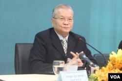 FILE-Photo: The head of the NEC, Sik Bun Hok in an open discussion on voter registration in Phnom Penh on August 5, 2016. (VOA Khmer)