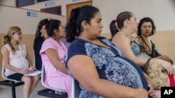 Những phụ nữ mang thai đang xếp hàng đợi khám thai định kỳ tại Bệnh viện Quốc gia dành cho phụ nữ ở San Salvador, El Salvador, ngày 29/1/2016.