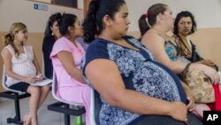 担心被寨卡病毒感染的孕妇在萨尔瓦多的一所医院等待做产检.(2016年1月29日)