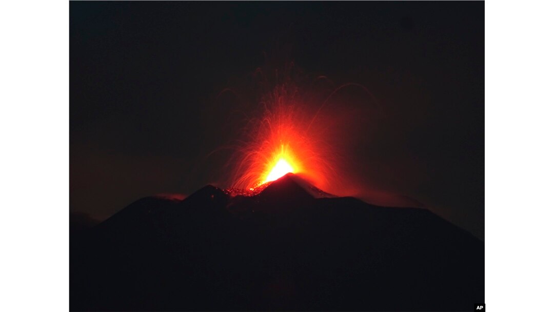 Gunung berapi Etna, memuntahkan lava saat erupsi, Jumat, 24 Agustus 2018.