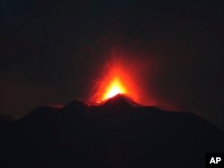 Gunung berapi Etna, memuntahkan lava saat erupsi, Jumat, 24 Agustus 2018.