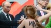 Активистки Femen разделись перед Путиным в Ганновере
