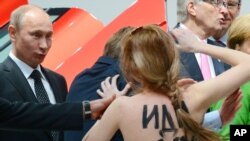 Владимир Путин и активистка движения Femen. Ганновер, Германия. 8 апреля 2013 года