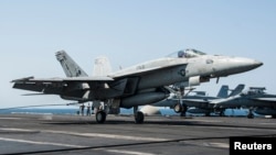 지난 9월 23일 시리아 내 ISIL 공습 작전에 동원된 미 해군 소속 F/A-18 전투기가 공습을 마친 후 페르시만의 조지 H. W. 항공모함으로 귀환하고 있다.