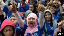 Pekerja Indonesia dari berbagai organisasi buruh melakukan protes di Jakarta terkait sistem alih daya, kenaikan upah dan kondisi pekerjaan yang lebih baik. (Foto: Dok)