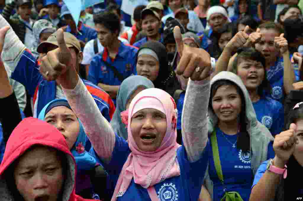 Indonesian workers from various labor groups attend a rally against outsourcing to contract workers in Jakarta, Oct. 3, 2012. Thousands of workers took part in the demonstration to demand better working conditions and higher wages.