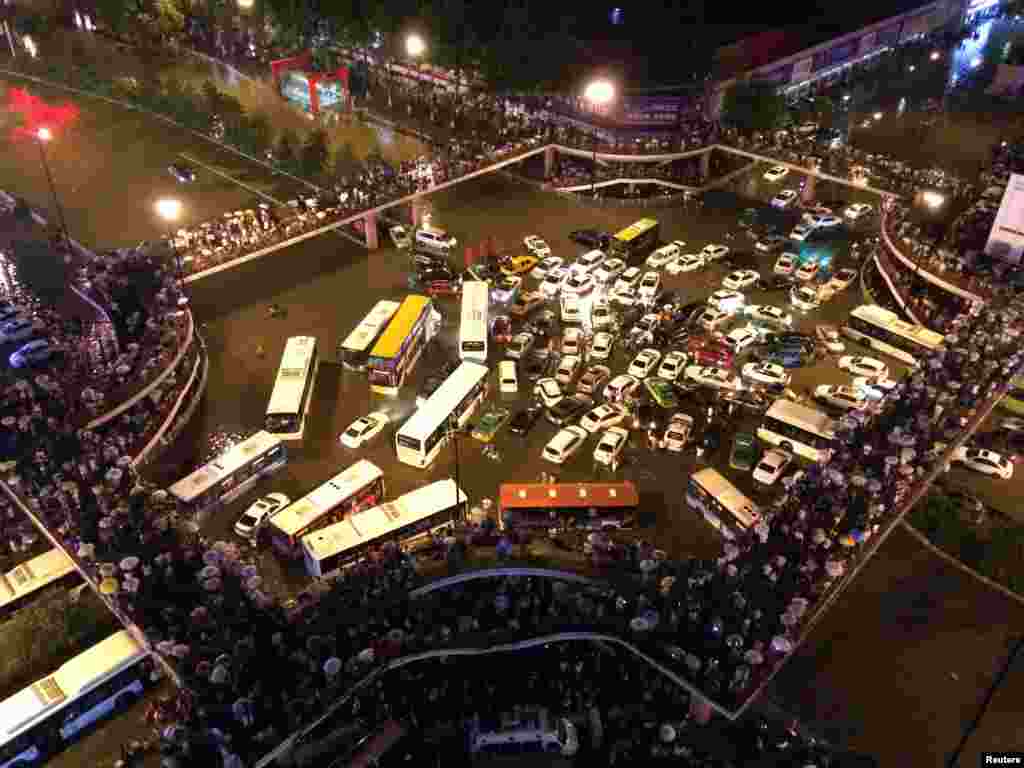 យានយន្តជាប់គាំងនៅត្រង់ផ្លូវត្រឡែងកែងមួយ នៅអំឡុងពេលមានភ្លៀងធ្លាក់ខ្លាំងនៅក្រុង Xi'an ខេត្ត Shaanxi ប្រទេសចិន កាលពីថ្ងៃទី២៤ ខែកក្កដា ឆ្នាំ២០១៦។ 