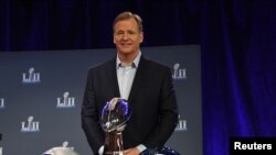  NFL کے کمشنر راجر گوڈیل ونس لومبارڈی ٹرافی کے ساتھ۔ فائل فوٹو 