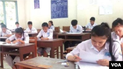 ແຟ້ມຮູບ-ນັກສຶກສາລາວ ກໍາລັງສອບເສັງ ໃນປີ 2016