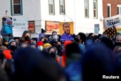 Ljudi reaguju nakon osuđujuće presude Chauvinu, Minneapolis, 20. april 2021.