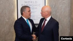 Klaus Martin Schwab, director Ejecutivo del Foro Económico Mundial, saluda al Presidente Iván Duque.