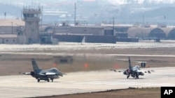 지난해 4월 미·한 연합훈련인 '키 리졸브' 연습에 참가한 미 공군 소속 F-16 전투기가 오산 공군기지에서 이륙하고 있다. (자료사진)