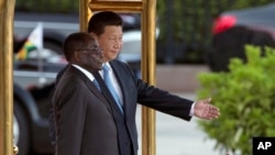 2014年8月25日，中国国家主席习近平和津巴布韦总统罗伯特·穆加贝在北京欢迎穆加贝的仪式上。