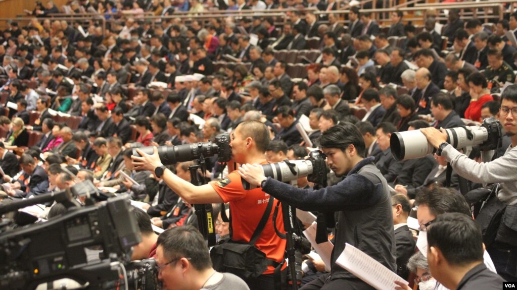 资料照片：人民大会堂二楼采访两会的摄影记者(美国之音叶兵，艾伦拍摄)