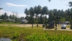 Personel Brimob menunggu helikopter yang akan mengangkut mereka ke lokasi yang telah ditentukan dalam operasi Madago Raya di Poso pada Sabtu, 31 Juli 2021. (Foto: VOA/Yoanes Litha)