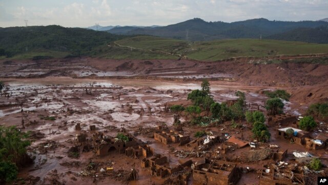 Vista aérea del pueblo Bento Rodriguez, en Minas Gerais, Brasil, el viernes 6 de noviembre de 2015, tras la explosión de una represa, el jueves.

