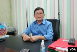 លោកវេជ្ជបណ្ឌិត យូ សុផាត ​ប្រធាន​គ្លីនិក​ក្បាល​ថ្នល់ ផ្តល់សម្ភាសន៍ដល់ VOA អំពីការការពារខ្លួនរបស់ក្រុមគ្រូពេទ្យ នៅថ្ងៃទី១៨ ខែមីនា ឆ្នាំ២០២០។ (កាន់ វិច្ឆិកា/VOA Khmer)