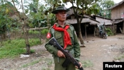 Seorang tentara berjaga-jaga dekat perumahan warga Muslim di Shwe Lay di negara bagian Rakhine, Myanmar (10/2).