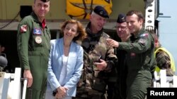 La ministre Florence Parly avec le président Emmanuel Macron en visite sur une base de l'armée française à Istres, France, le 20 juillet 2017.