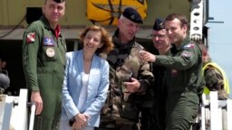 La ministre Florence Parly avec le président Emmanuel Macron en visite sur une base de l'armée française à Istres, France, le 20 juillet 2017.