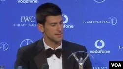 Novak Djokovic saat menerima penghargaan atlet terbaik tahun 2011 dari perusahaan Laureus di London (7/2).