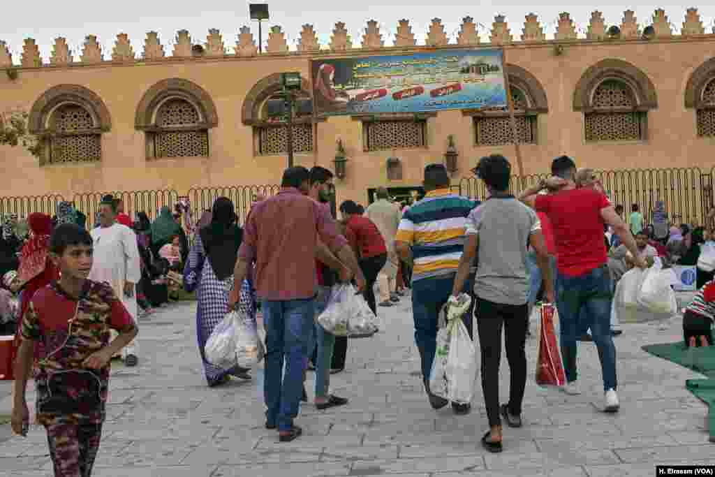 Muslims arrive before sunset to the mosque with food and drink to break their fast in old Cairo, Egypt, May 31, 2019. 