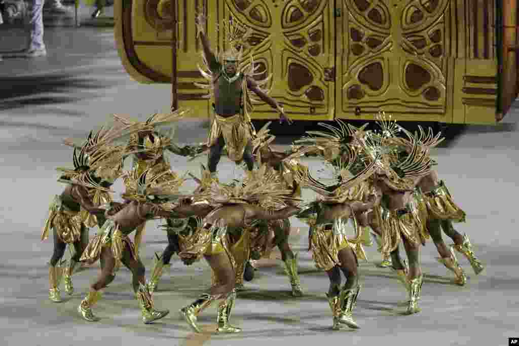 رقصندگان از سوی مدارس رقص از مدت&zwnj;ها قبل آماده شرکت در کارناوال برزیل می&zwnj;شوند.