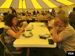 Parents of Cambodian adoptees enjoy Cambodian foods under a big yellow tent during the Cambodian Heritage Camp at Snow Mountain Range, Colorado in July 2017. (Poch Reasey/VOA Khmer)