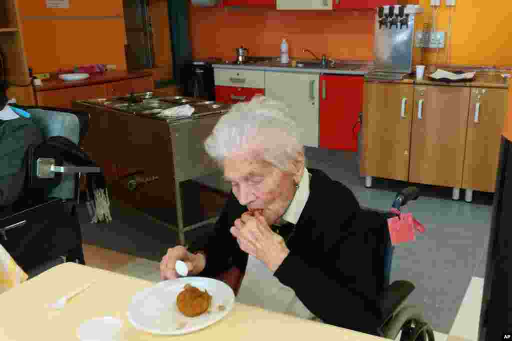 Ahora recuperada, Ada Zanusso, de 103 años, se ha integrado de nuevo a su rutina y demuestra un mejor ánimo.