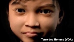 <span lang="fr"><span class="hps">Des personnes</span> <span class="hps">inspectent</span> <span class="hps">des magasins</span> <span class="hps">endommagés</span> par l&#39;<span class="hps">explosion d&#39;une bombe</span> <span class="hps">lundi</span> <span class="hps">sur un marché de</span> <span class="hps">Bauchi</span><span>, au Nigeria</span><span>.</span> </span>