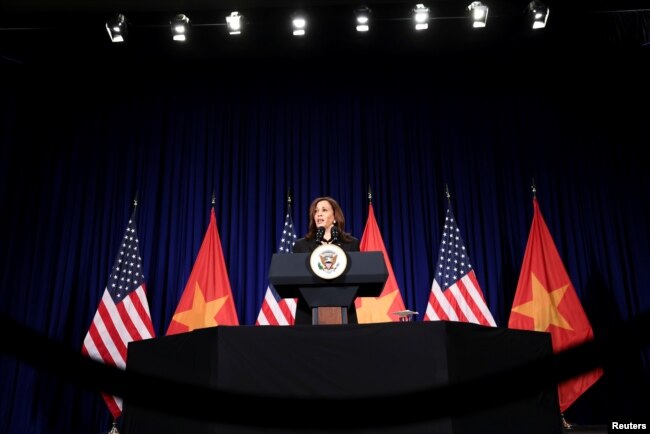 Phó Tổng thống Mỹ Kamala Harris tổ chức một cuộc họp báo trước khi rời Việt Nam trở về Mỹ sau chuyến thăm chính thức đầu tiên của bà tới Châu Á, tại Hà Nội, Việt Nam, ngày 26 tháng 8 năm 2021.