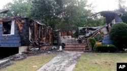 Rumah yang dimiliki Petugas Kepolisian Lawrence Ivan Soto tampak hampir habis terbakar di Jalan Jefferson, di Lawrence, 14 September 2018. Rumah Lawrence adalah satu dari sekian banyak rumah yang terbakar akibat ledakan gas. 